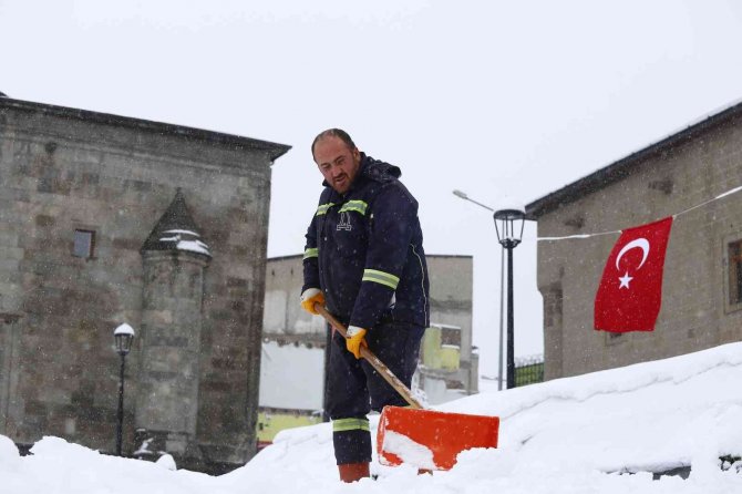 Karın Başkenti Erzurum’da Ekipler Seferber Oldu