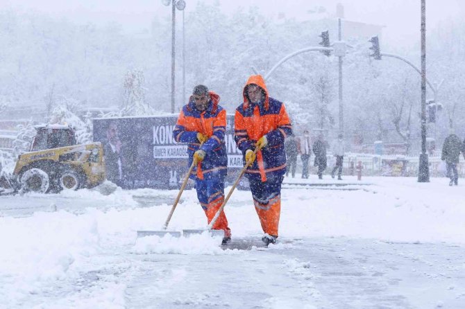 Karın Başkenti Erzurum’da Ekipler Seferber Oldu