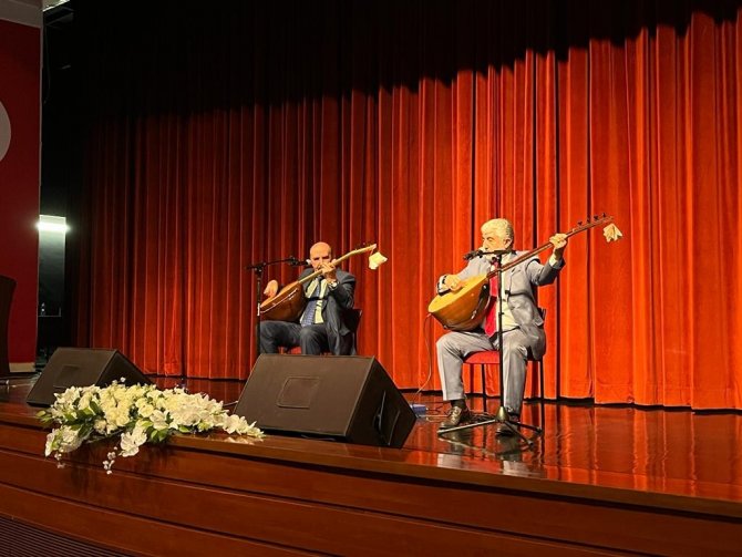 Âşıklar Saz Çalıp Türkülerle Atıştı