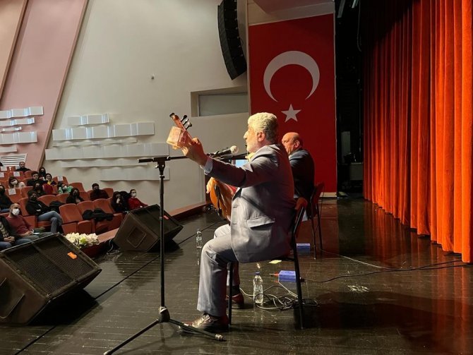 Âşıklar Saz Çalıp Türkülerle Atıştı