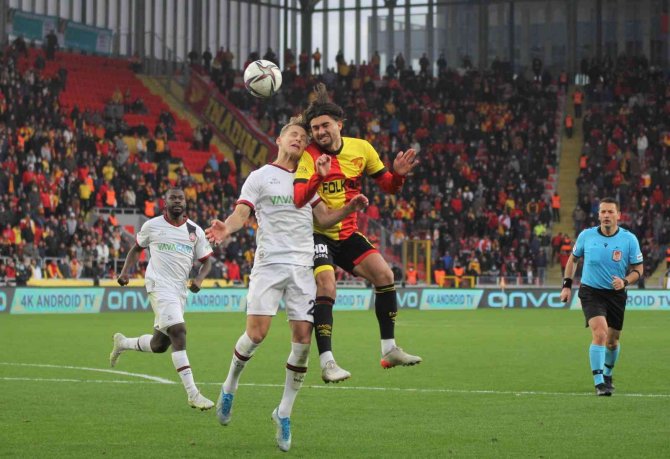 Göztepe’de 4 Futbolcu Kart Sınırında