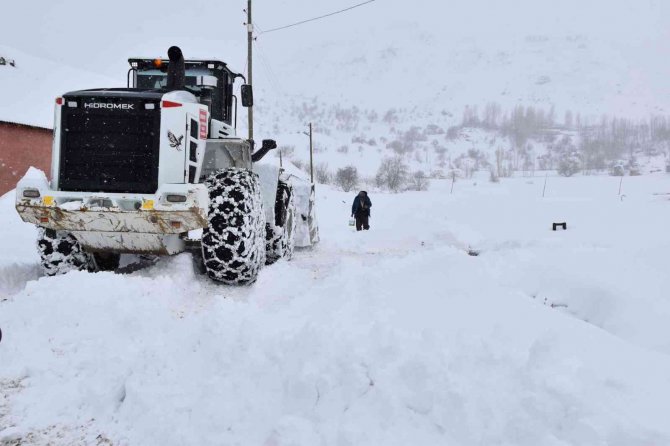 Hakkari İ̇l Özel İ̇daresi; Karla Mücadele Çalışması Başlattı