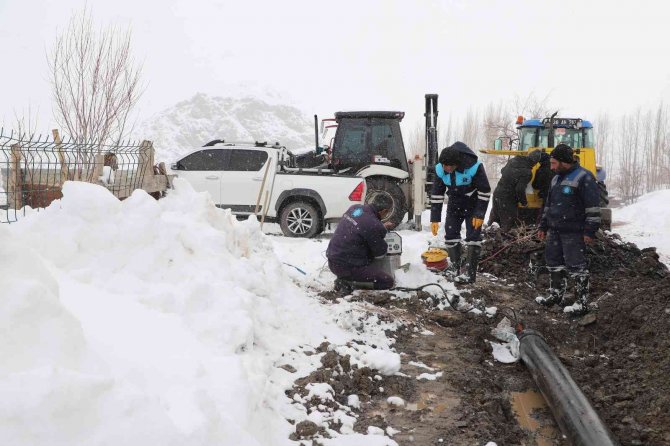Belediye Ekipleri Kar Yağışı Altında Su Arızası Onardı