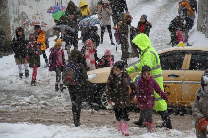 Şemdinli’de Kar Yoğun Kar Yağışı