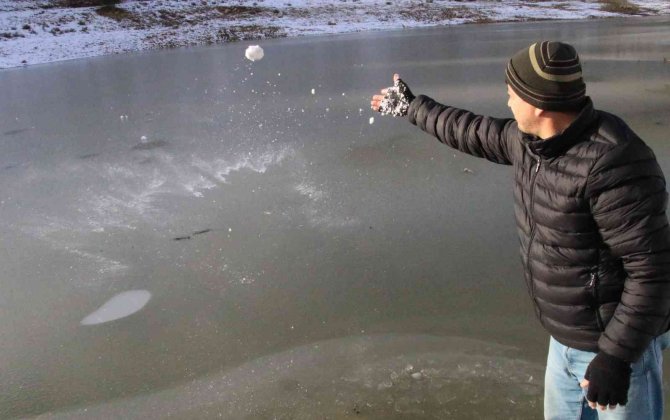 Mersin’de Sulama Göleti Dondu, Ağaçlarda Buz Sarkıtı Oluştu
