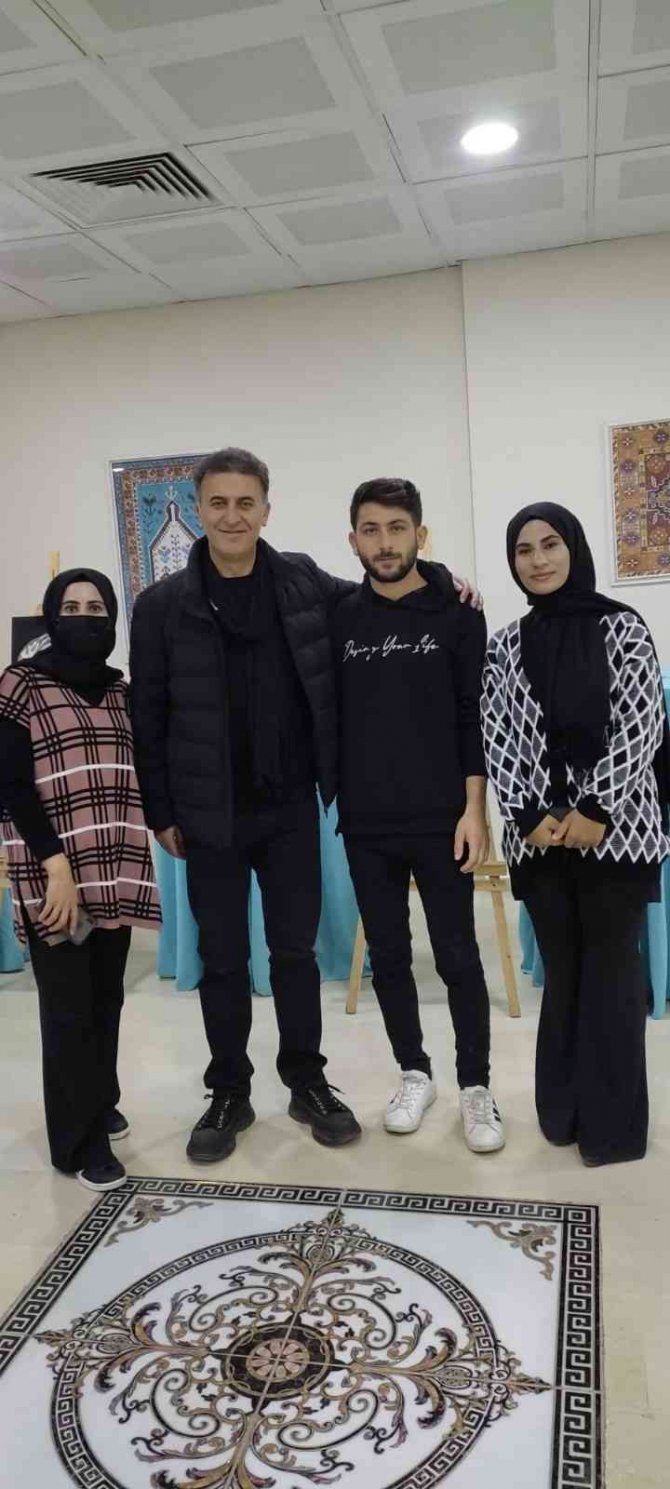 Sanatçı Çiçek’in Sergisi “Doğuyorum” Büyük İlgi Gördü