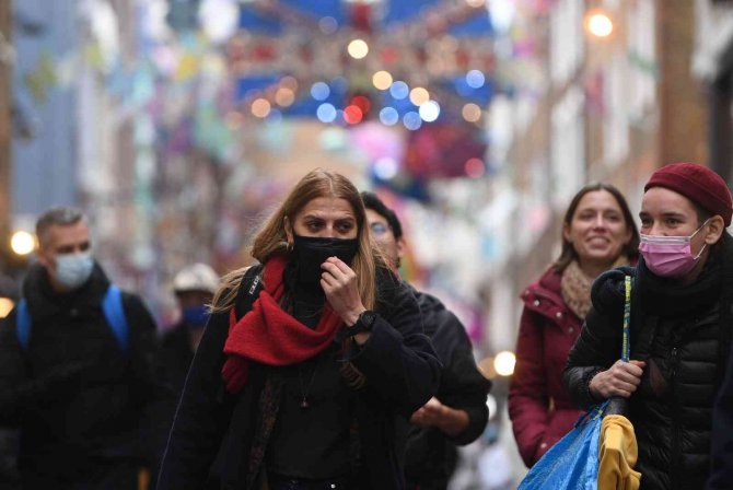 İ̇ngiltere’de Günlük Vaka Sayısı İlk Kez 100 Bini Aştı