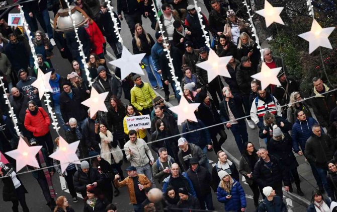 İ̇ngiltere’de Günlük Vaka Sayısı İlk Kez 100 Bini Aştı