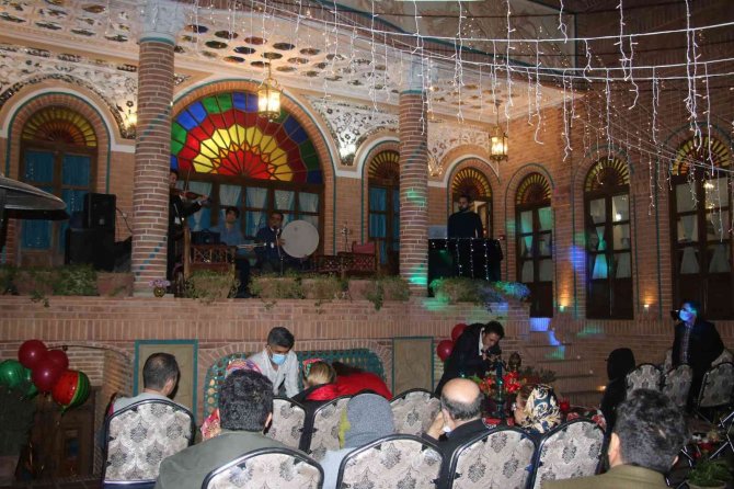 İ̇ranlılar Yılın En Uzun Gecesi ‘Şeb-i Yelda’yı Coşkuyla Kutladı