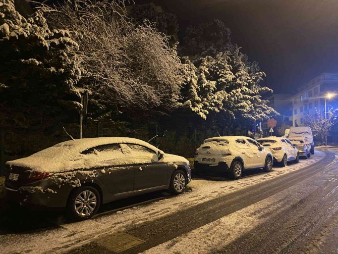 İ̇stanbul’da Yüksek Kesimler Beyaza Büründü
