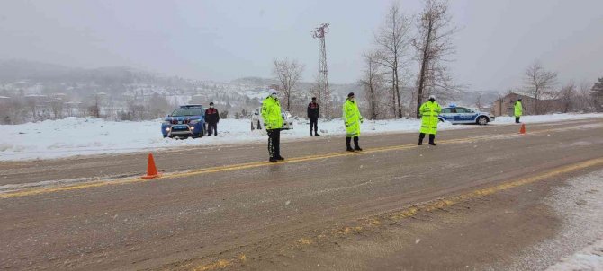 Kastamonu’da Sahil Bölgesinde Fırtına, Yüksek Kesimlerde Kar Yağışı Etkili Oluyor