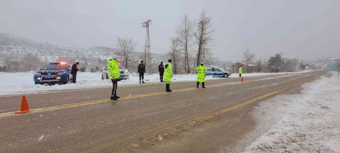 Kastamonu’da Sahil Bölgesinde Fırtına, Yüksek Kesimlerde Kar Yağışı Etkili Oluyor