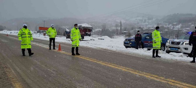 Kastamonu’da Sahil Bölgesinde Fırtına, Yüksek Kesimlerde Kar Yağışı Etkili Oluyor