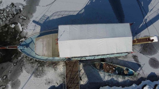 Hava Sıcaklığı Eksi 16 Dereceleri Gördü, Beyşehir Gölü Kıyıları Kısmen Dondu