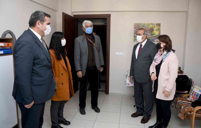 Kuşadası Belediyesi Ekipleri Eğitim Kurumlarının Sorunlarını Çözüyor