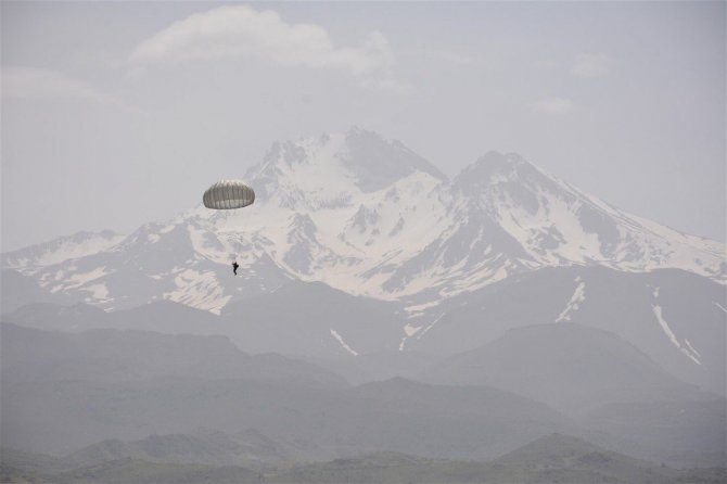 Msb: “49’uncu Dönem Statik Paraşüt Atlatıcı Ve Yer Ekip Komutanlığı Kursu Başarıyla İcra Edildi”