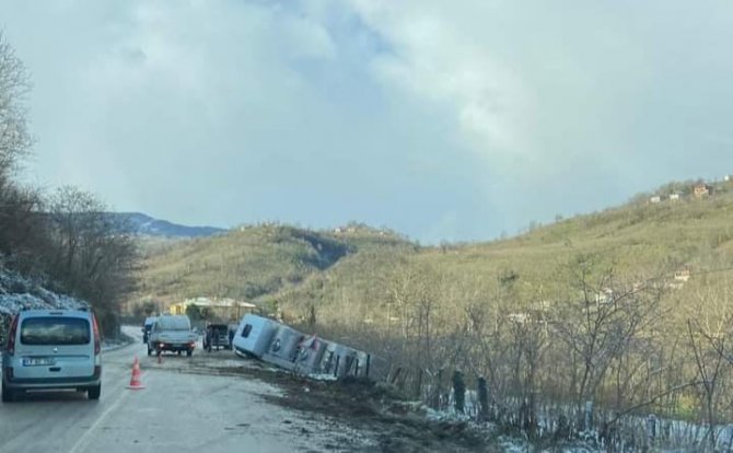 Ordu’da Kontrolden Çıkan Süt Tankeri Devrildi