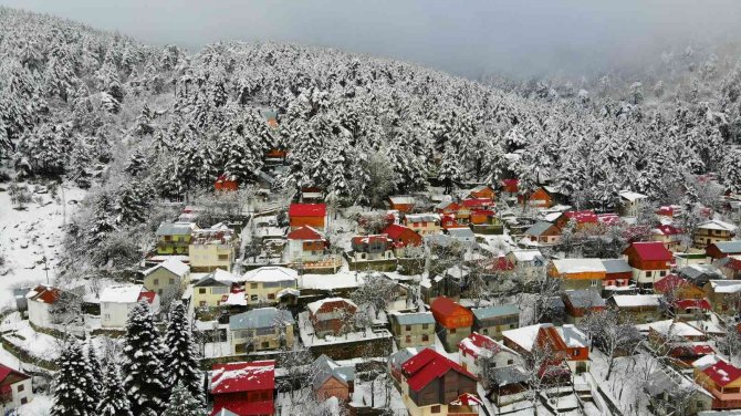 Beyaz Gelinliğini Giyen Zorkun Yaylası’nda Kartpostallık Görüntüler