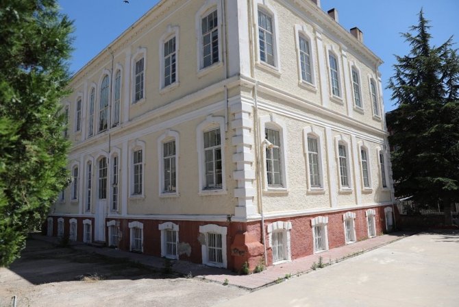 115 Yıllık Tarihi Okul Binasının Restorasyon Çalışmaları Başladı