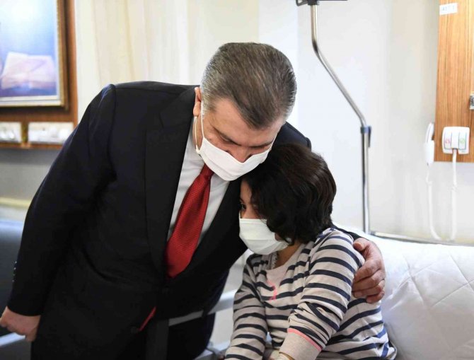 Sağlık Bakanı Koca, Minik Hastaları Ziyaret Etti
