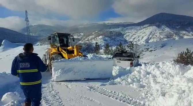 Arıza İhbarına Giderken Mahsur Kalan Ekip Kurtarıldı