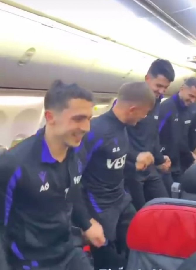 Trabzonsporlu Futbolculardan Uçakta Horon Ve Kolbastı
