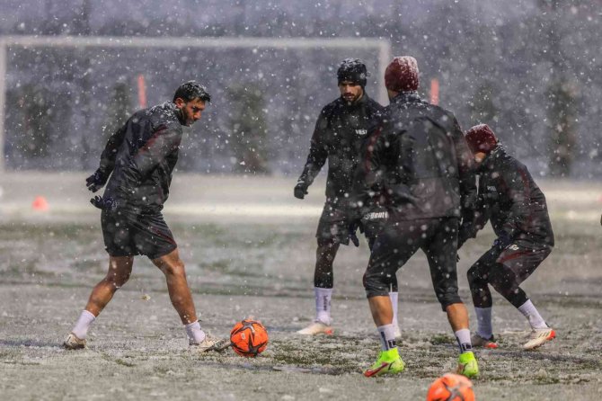 Trabzonspor Kar Altında Çalıştı