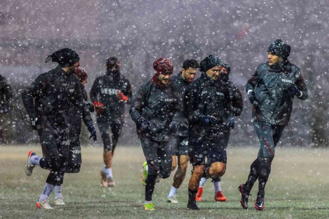 Trabzonspor Kar Altında Çalıştı