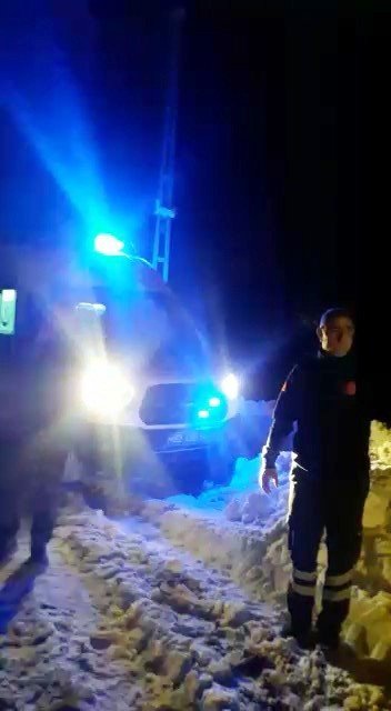 Tunceli’de Ekipler Karla Kaplı Köydeki Yaralı Vatandaş İçin Seferber Oldu