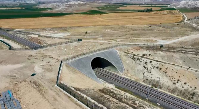 Ulaştırma Bakanı Karaismailoğlu: “Dünyada Yht Hattı Üzerine İlk Ekolojik Köprüyü İnşa Ettik”