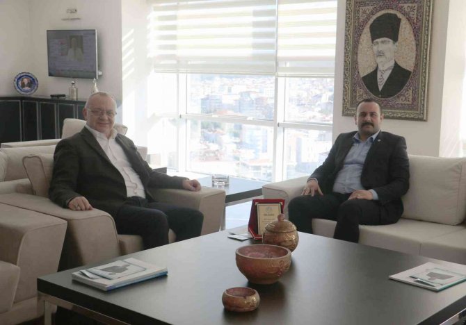 Ülkü Ocakları’ndan Başkan Ergün’e Plaket