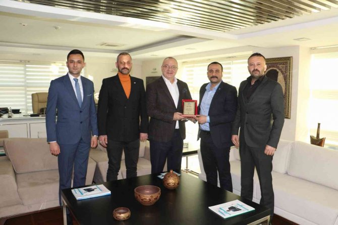 Ülkü Ocakları’ndan Başkan Ergün’e Plaket
