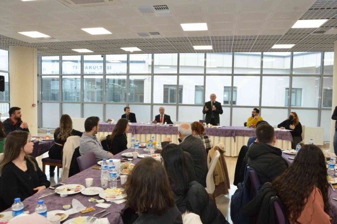 Rektör Savaş Öğrencilerle Buluştu