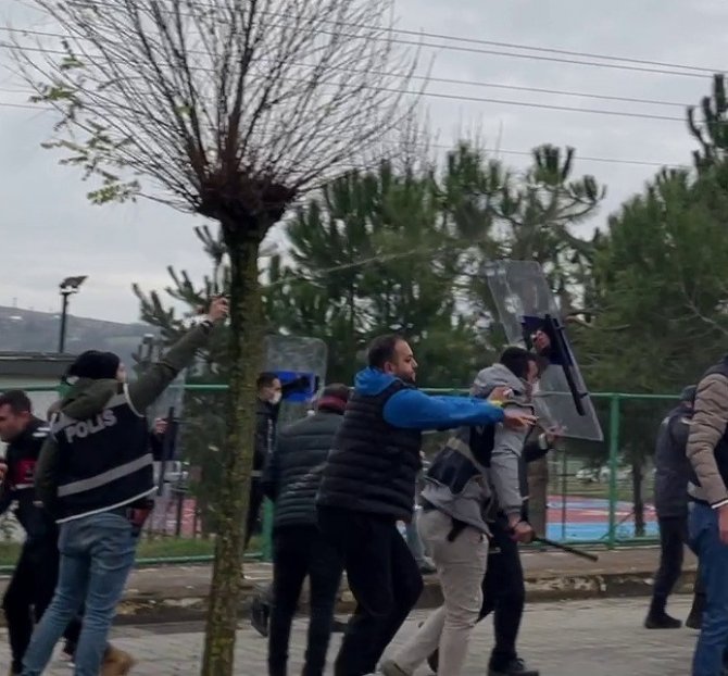 Savaş Alanını Andıran Taraftarların Kavgasında Ceza Yağdı