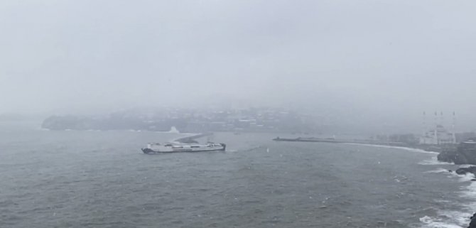 Yük Gemileri Dalgalarla Boğuştu