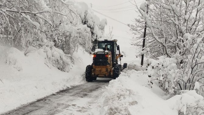 Ekipler Karla Kaplı Yolda Koah Hastasına 5 Saatte Ulaştı