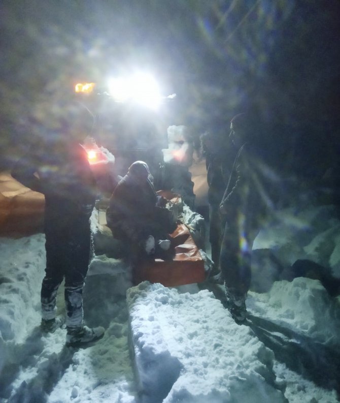 Kar Yolu Kapatınca Hastayı Traktörün Arkasında Ambulansa Taşıdılar