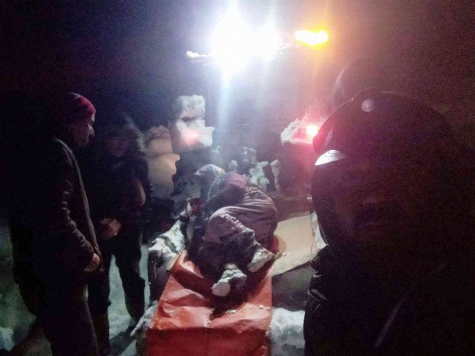 Kar Yolu Kapatınca Hastayı Traktörün Arkasında Ambulansa Taşıdılar