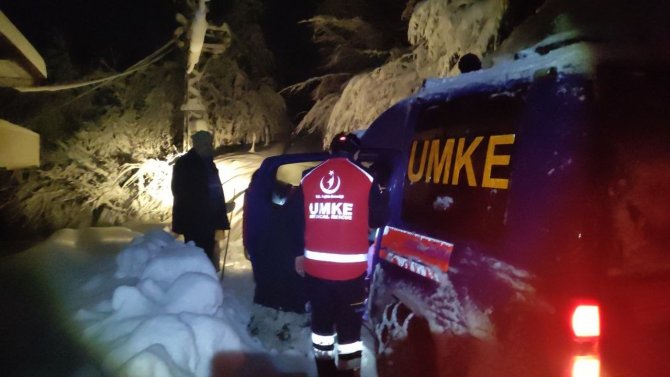 Kar Nedeniyle Köy Yolu Kapanan Hastanın İmdadına Umke Ekipleri Yetişti