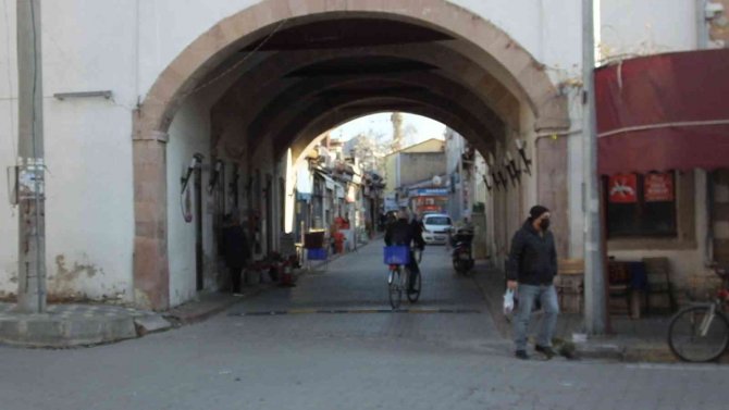Balıkesir’de Altından Yol Geçen Tarihî Cami İlgi Odağı Oldu