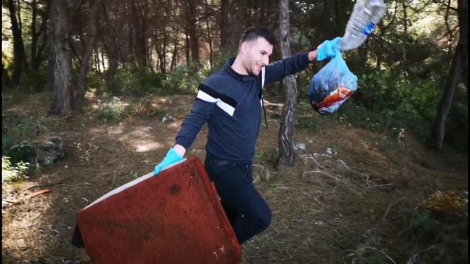 Ormanlık Alandaki Temizlikte Koltuk, Televizyon Çerçevesi Ve Poşet İçerisinde Hayvan Parçaları Çıktı