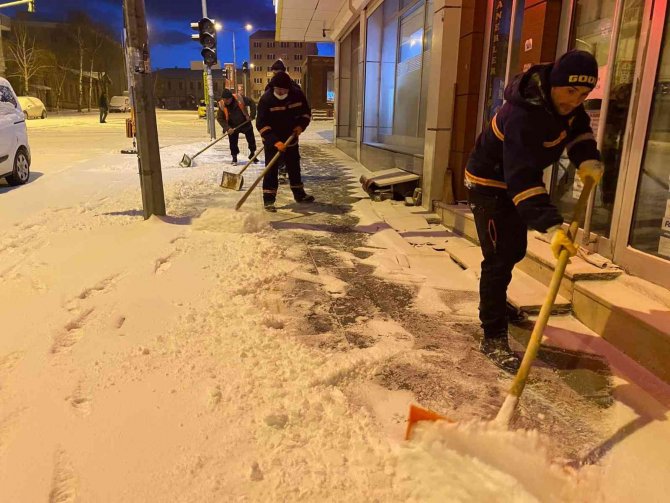 Ardahan’da Belediye Ekiplerinin Karla Mücadelesi