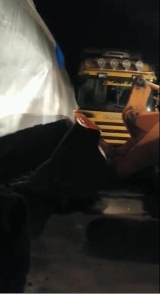 Yamaçtan Kopan Dev Kaya Parçası İki Tırı Kullanılmaz Hala Getirdi