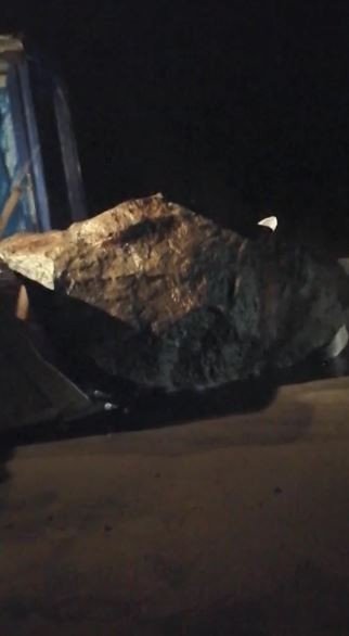 Yamaçtan Kopan Dev Kaya Parçası İki Tırı Kullanılmaz Hala Getirdi