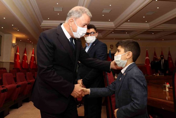 Bakan Akar, ’Topraklarını Kurtarma’ Sözünü Tutan Azerbaycanlı Şehit Subayın Ailesi İle Bir Araya Geldi