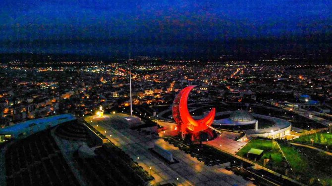 Balıkesır’in Hilali Gece Görüntülendi
