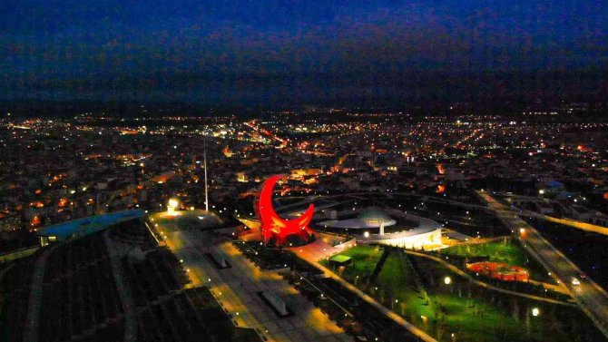 Balıkesır’in Hilali Gece Görüntülendi