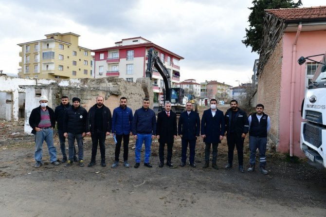 Başkan Çınar, Metruk Evin Yıkımı Ve Yol Açma Çalışmalarını İnceledi