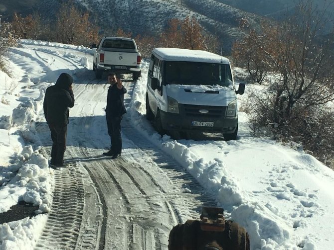Batman’da Kardan Kapanan Köy Yollarının Açılması İçin Çalışmalar Devam Ediyor