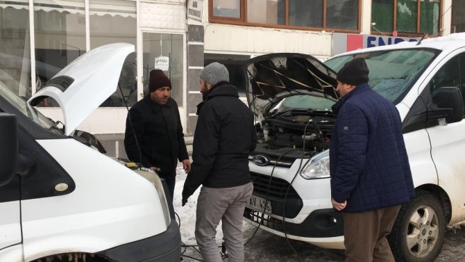 Karlıova’da Kar Yağışı Durdu, Hava Sıcaklığı Eksi 20’e Düştü